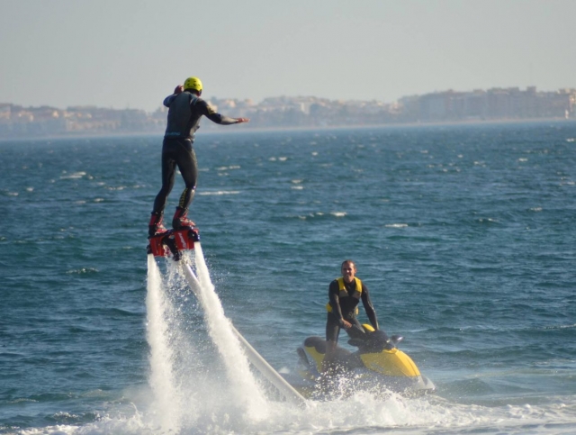 Elevandose junto a la moto de agua